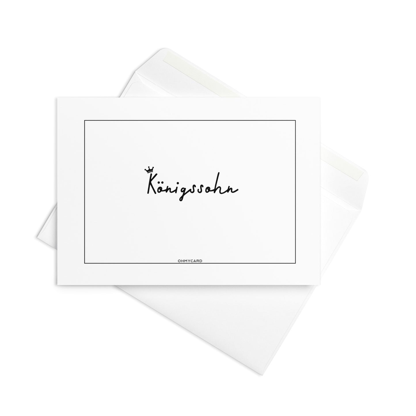 Ein weißer Umschlag mit einer ohmycard Königssohn Karte, mit handgeschriebenem schwarzen "Königssohn" Text und einer Krone über dem K. Ideal als Geschenk für Männer, die Karte sitzt oben auf dem Umschlag.