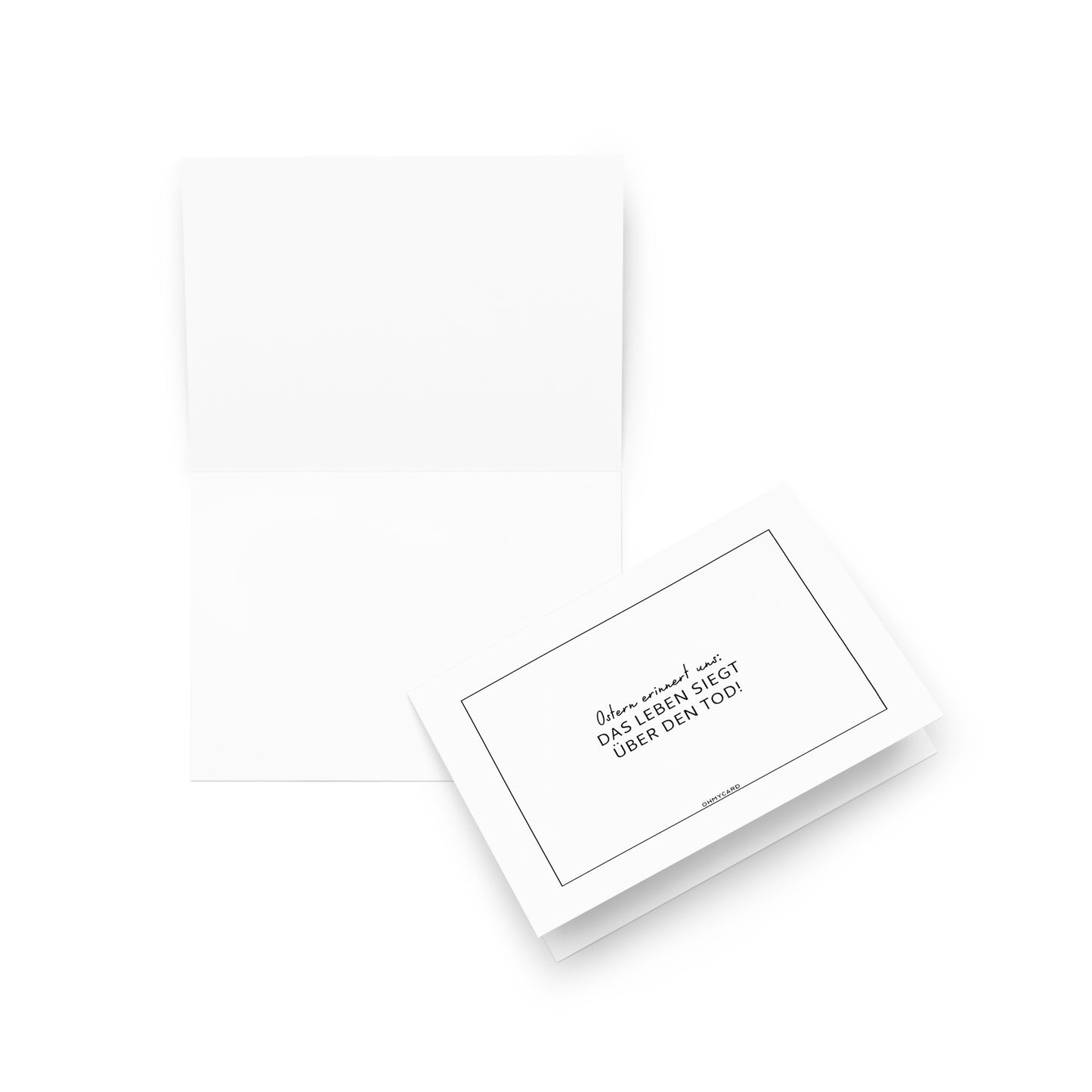 Ein weißes ohmycard "Ostern ist Sieg"-Kartenset: eine Hälfte offen, eine geschlossen. Der geschlossene Umschlag hat einen minimalen schwarzen deutschen Text und eine Umrandung auf weißem Grund, die Hoffnung und Auferstehung symbolisiert.