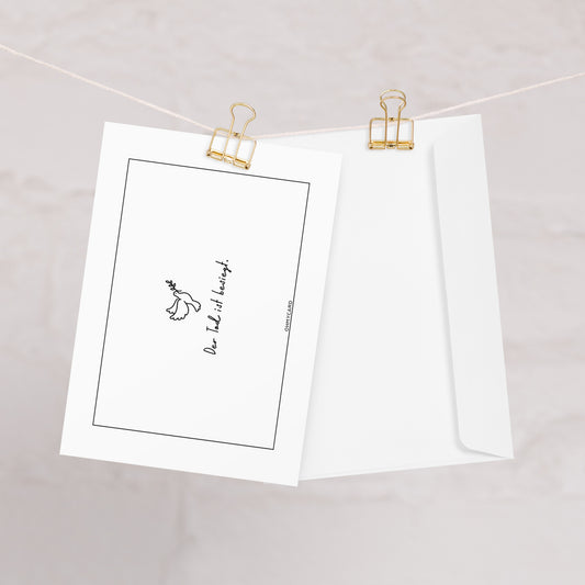 Eine weiße Ohmycard "Der Tod ist besiegt" mit einer einfachen Blumenzeichnung und handgeschriebenem Text, die mit einem goldenen Binder neben einen weißen Umschlag geklemmt wird - ein Symbol für Hoffnung und den Sieg über den Tod.