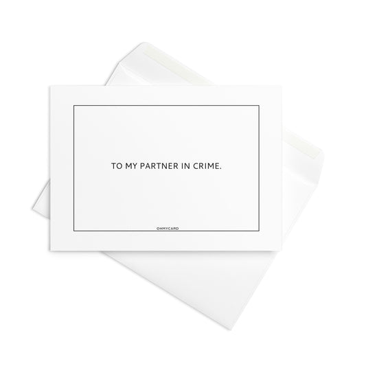 Die Karte "to my partner in crime" von ohmycard mit schwarzem Text auf weißem Karton und passendem Umschlag ist eine witzige Grußkarte, ideal um Ihre besondere Freundschaft zu feiern.