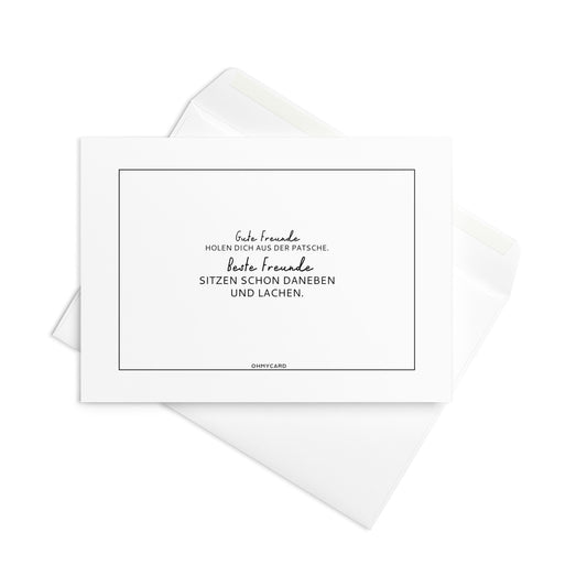 Die Karte "Beste Freunde..." von ohmycard: Weiße Freundschaftskarte mit schwarzem Text, die zeigt, dass beste Freunde zusammen lachen. Perfekt für jeden Anlass!.