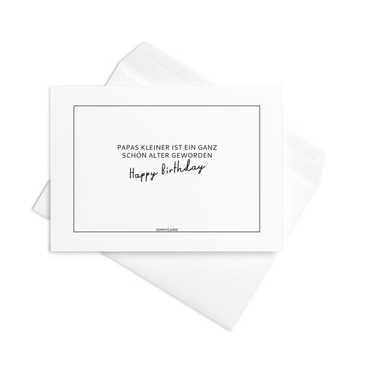 Eine minimalistische weiße "Papas KLEINER" Geburtstagskarte von ohmycard mit deutschem Text und "Happy Birthday" in schwarzer Schrift, auf einem passenden Umschlag. Schickes Design mit dünnem schwarzen Rand - ideal für stilvolle Geburtstagswünsche.