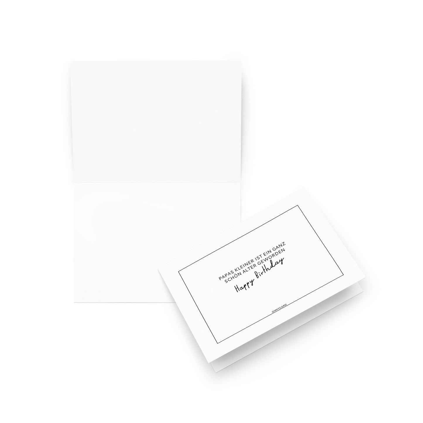 Eine weiße, teilweise geöffnete ohmycard Papas KLEINER Geburtstagskarte mit einem einfachen schwarzen Rand und der gedruckten Botschaft: Eine Pause vom normalen Leben, um sich Kuchen, Konfetti und vielleicht ein paar schlechte Entscheidungen zu gönnen. Alles Gute zum Geburtstag.