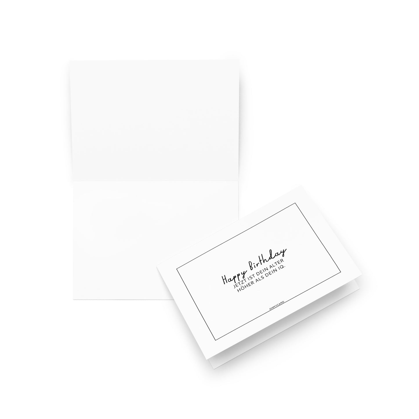 Eine weiße ohmycard Geburtstagskarte, "Ein Jahr älter und noch heiß", hat einen minimalistischen schwarzen Text und eine leere Innenseite - eine humorvolle Karte mit witziger Geburtstagsbotschaft.