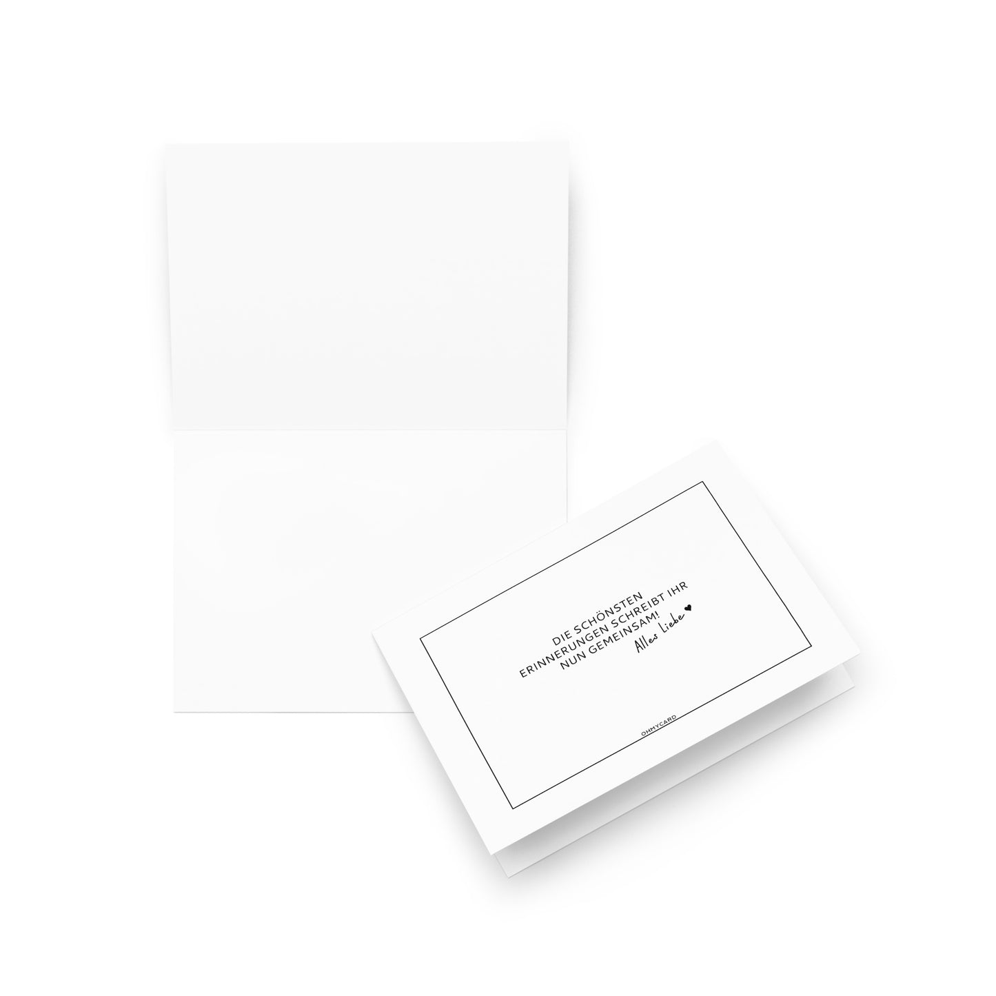 Eine offene weiße "Erinnerungen schreiben" Hochzeitskarte von ohmycard liegt neben einer geschlossenen Karte auf weißem Hintergrund. Auf der geschlossenen Karte steht der deutsche Text: Die schönsten Erinnerungen sammelt man immer zu zweit.