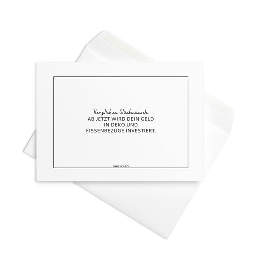 Die ohmycard "Deko und Kissenbezüge" Karte enthält einen deutschen Text für einen Hochzeitsgruß: "Herzlichen Glückwunsch. Ab jetzt wird dein Geld in Deko und Kissenbezüge investiert." Inklusive weißem Umschlag - ideal für frisch verheiratete Paare.
