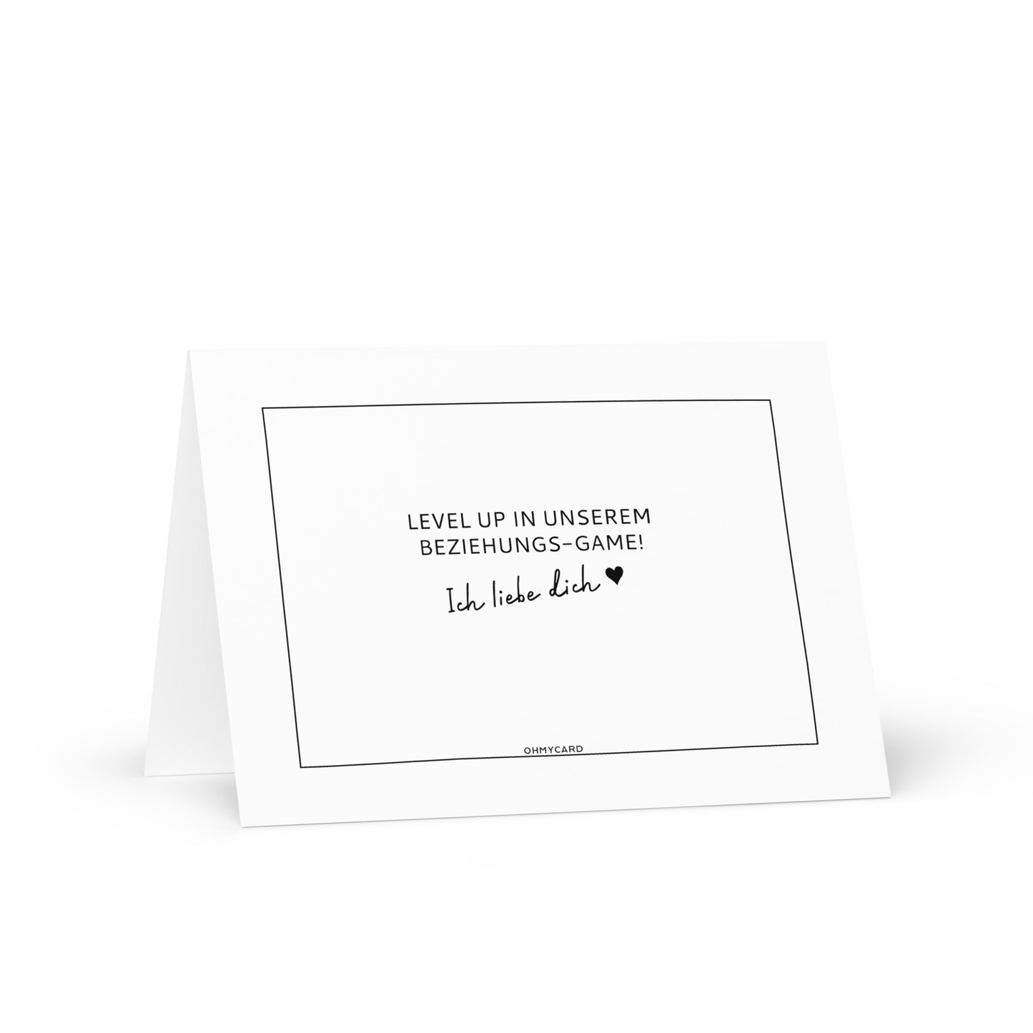 Eine weiße ohmycard Level Up Karte mit "LEVEL UP IN UNSEREM BEZIEHUNGS-GAME! Ich liebe dich ♥" in schwarzer Schrift, aufrecht stehend auf einer weißen Fläche - die perfekte Beziehungskarte.