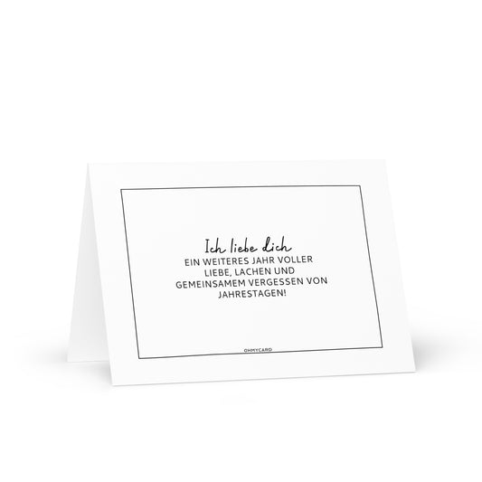Die lustige Grußkarte "Ein Jahr voller Liebe und Lachen" von ohmycard zeigt offen den deutschen Text: Ich liebe dich. Ein weiteres Jahr voller Liebe, Lachen und gemeinsamem Vergessen von Jahrestagen! Perfekt für Paare.