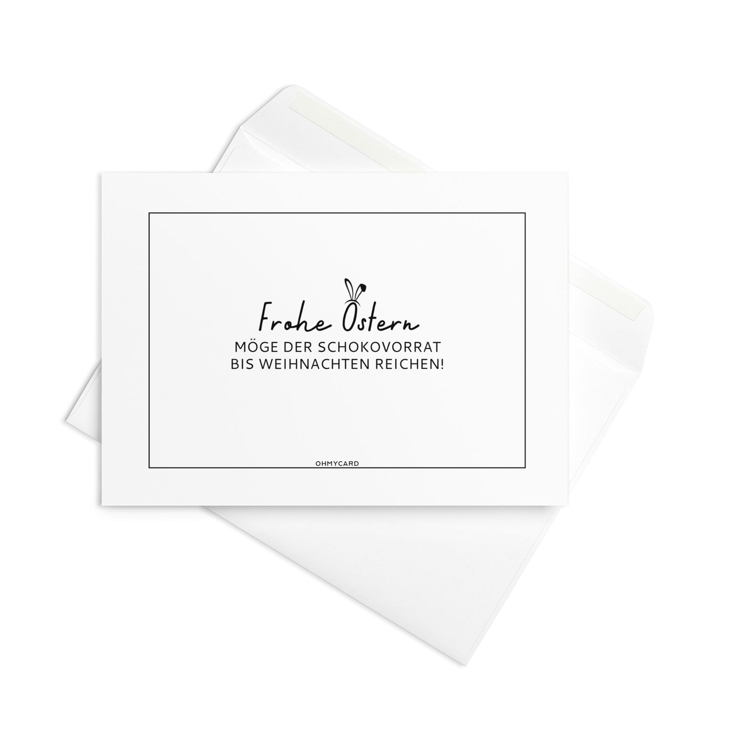 Die "Schokovorrat"-Karte von ohmycard zeigt den deutschen Text "Frohe Ostern. Möge der Schokovorrat bis Weihnachten reichen!" auf einer weißen Karte und einem Umschlag - ein minimales Ostergeschenk oder eine Schokoladenkarte für Schokoladenfans.