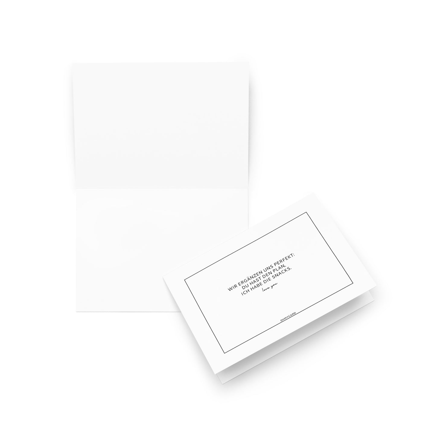 Eine offene "Wir ergänzen uns perfekt"-Karte von ohmycard liegt neben dem Umschlag. Auf der Vorderseite steht in schwarzer Schrift: NEUE ANFÄNGE, NEUE PERSPEKTIVEN. WIR WÜNSCHEN IHNEN ALLES GUTE. HERZLICHEN GLÜCKWUNSCH. LIEBE, PAPIER.-ein ideales Geschenk für beste Freunde.