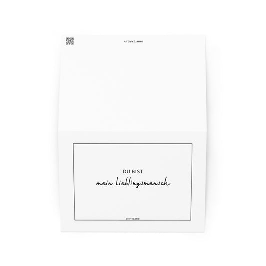 Die weiße Grußkarte "Lieblingsmensch" von ohmycard mit schwarzem deutschen Text "Du bist mein Lieblingsmensch" steht vor weißem Hintergrund - ideal für besondere Menschen.
