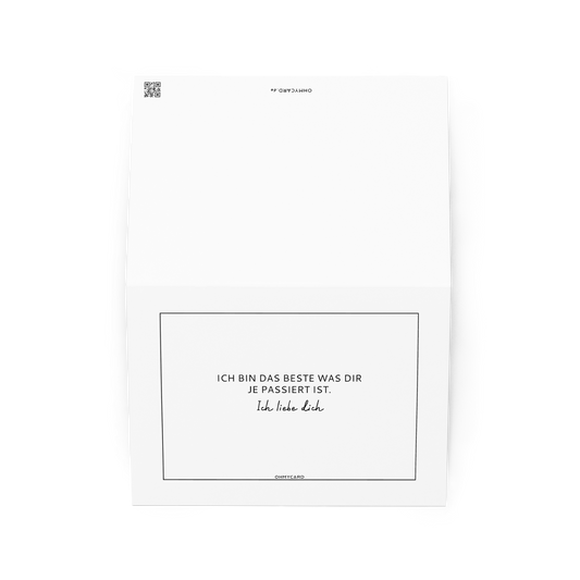 Die weiße ohmycard Grußkarte "Das Beste" zeigt den schwarzen Text: ICH BIN DAS BESTE WAS DIR JE PASSIERT IST. Ich liebe Dich. - die perfekte Liebeskarte für Beziehungen, aufrecht und leicht geöffnet vor schlichtem Hintergrund.
