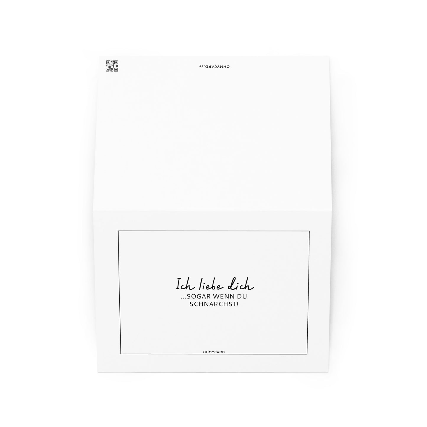 Die aufrecht stehende weiße Ohmycard-Karte "Ich liebe dich...sogar wenn du schnarchst." ist das perfekte Geschenk, um Liebe mit einem Augenzwinkern zu zeigen - ideal für schlaflose Nächte.