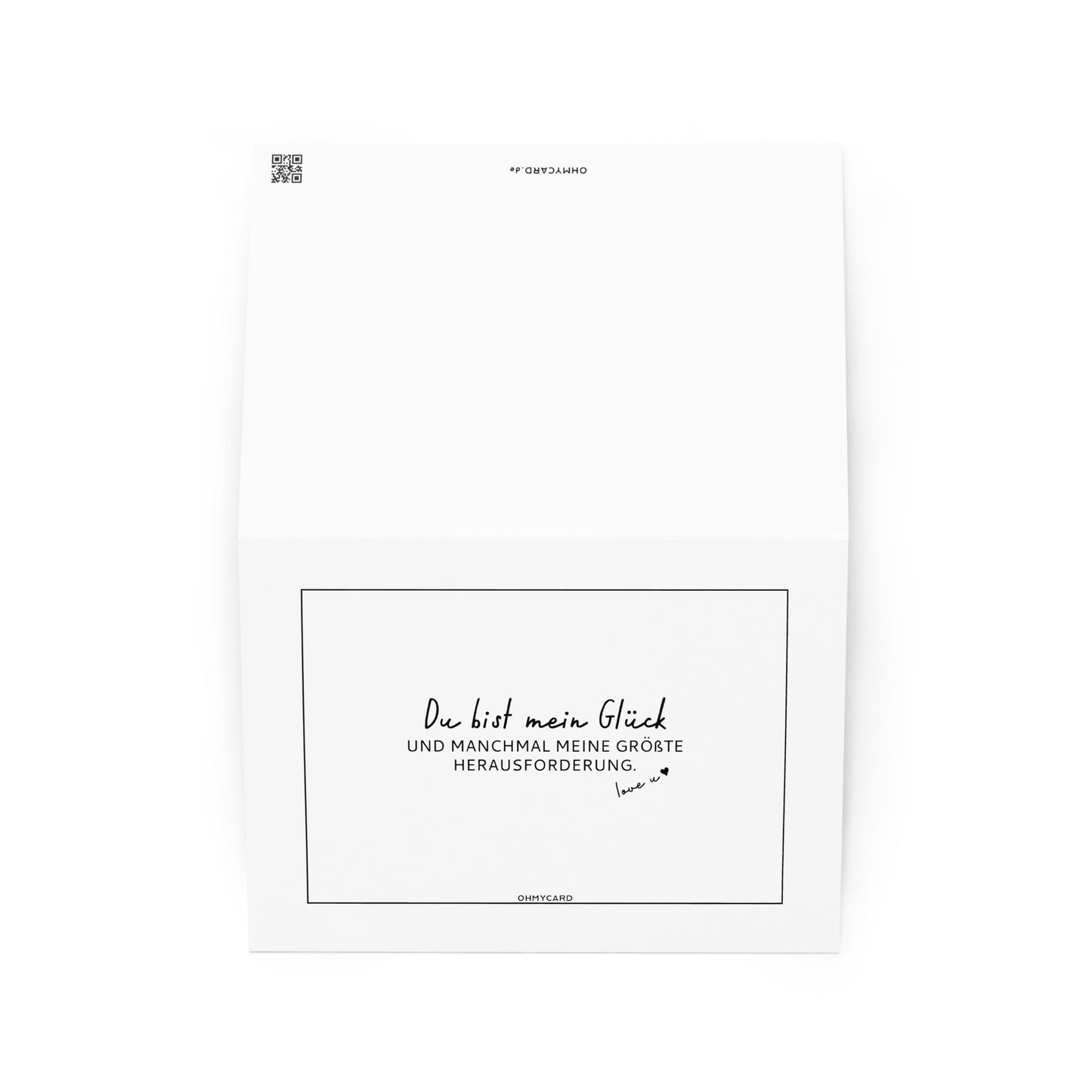 Die ohmycard "Du bist mein Glück" Karte für Partner in Weiß zeigt den Spruch "Du bist mein Glück und manchmal meine größte Herausforderung", mit kleinen Herzen und Signatur-Linie - ideal für humorvolle Beziehungen.