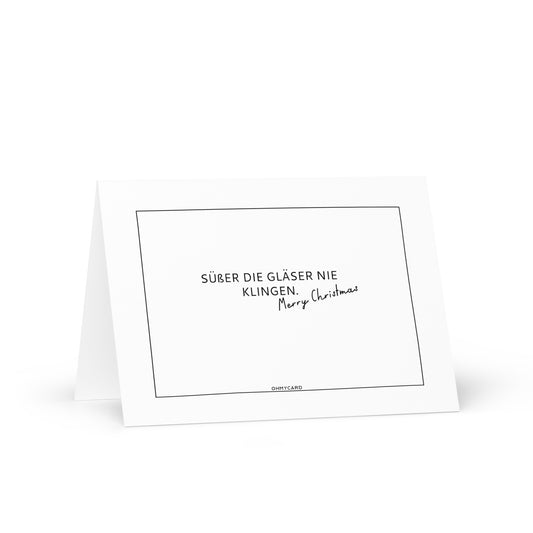Die ohmycard "Süßer die Gläser!" Weihnachtskarte ist eine weiße Karte mit einem dünnen schwarzen Rand und dem Schriftzug "Süßer die Gläser nie klingen. Frohe Weihnachten" auf der Vorderseite - eine ideale, humorvolle Geschenkidee, die offen auf weißem Hintergrund gezeigt wird.