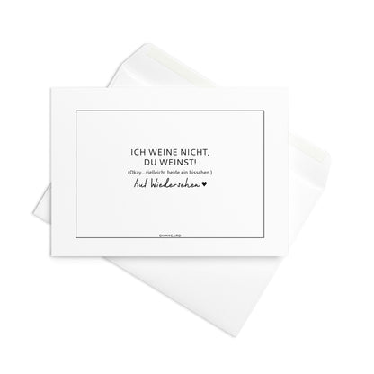 Die Abschiedskarte "Ich weine nicht, du weinst!" von ohmycard ist weiß, trägt einen humorvollen Spruch und wird mit passendem Umschlag geliefert - ideal als lustige Erinnerung für Kollegen zum Abschied.