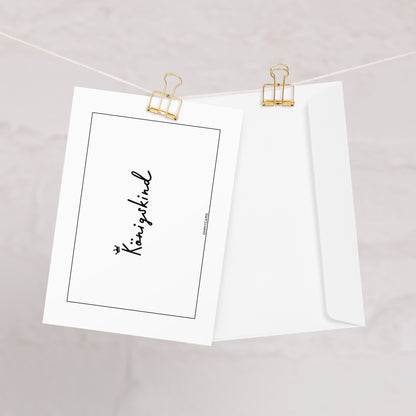 Die weiße Königskind-Karte von ohmycard mit kleiner Krone und ermutigender Botschaft hängt an einer goldenen Klammer neben passendem Umschlag - ein liebevolles Geschenk für besondere Anlässe.
