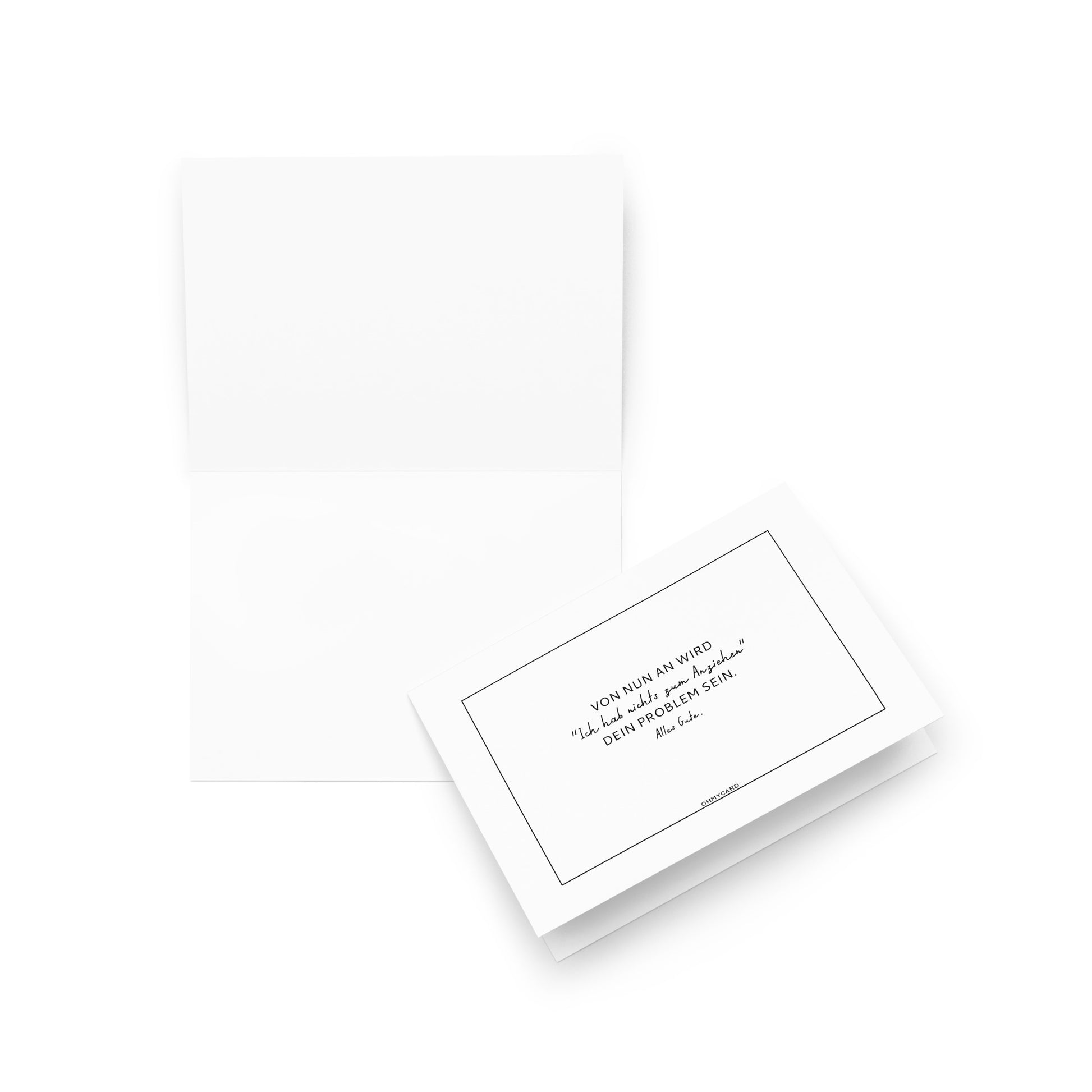 Eine offene weiße ohmycard-Grußkarte liegt neben ihrer Vorderseite, auf der "Ich hab nichts zum Anziehen" in zentrierter schwarzer Schrift innerhalb eines dünnen rechteckigen Rahmens auf weißem Hintergrund steht.