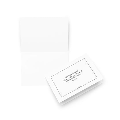 Eine offene weiße ohmycard-Grußkarte liegt neben ihrer Vorderseite, auf der "Ich hab nichts zum Anziehen" in zentrierter schwarzer Schrift innerhalb eines dünnen rechteckigen Rahmens auf weißem Hintergrund steht.