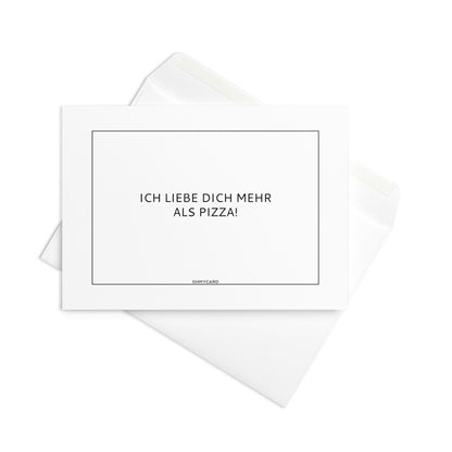 Die Karte "Liebe dich mehr als Pizza" von ohmycard ist eine weiße Grußkarte mit dem Text "Ich liebe dich mehr als Pizza!" auf einem passenden Umschlag - ein humorvolles, minimalistisches Geschenk für pizzaliebende Partner.