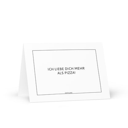 Die ohmycard "Liebe dich mehr als Pizza" Grußkarte zeigt den Text "Ich liebe dich mehr als Pizza!" humorvoll in Schwarz, zentriert und von einem dünnen schwarzen Rechteckrahmen umgeben - perfekt als Geschenk für Partner.