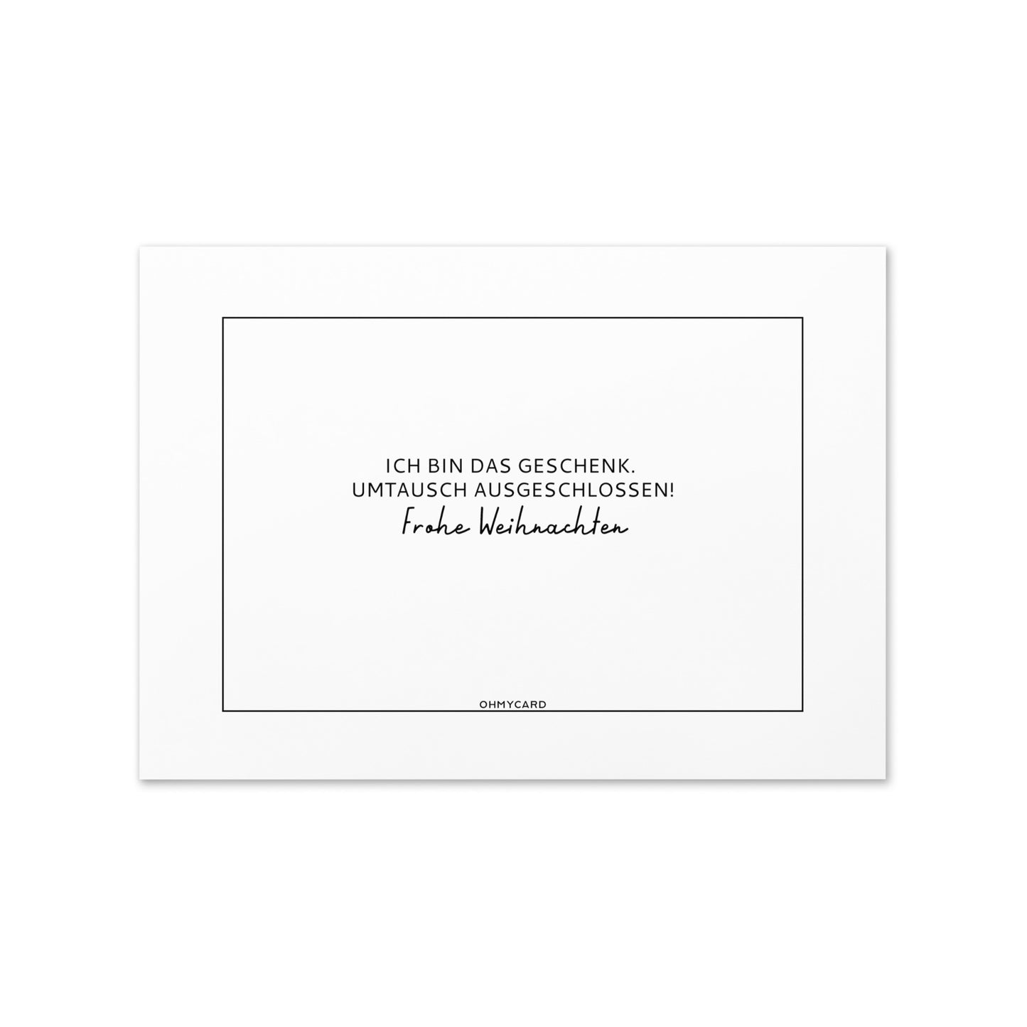 Die ohmycard "Ich bin das Geschenk" ist eine weiße Karte mit einem dünnen schwarzen Rand und deutschem Text: Ich bin das Geschenk. Umtausch ausgeschlossen! Frohe Weihnachten - perfekt für lustige Weihnachtsgrüße.