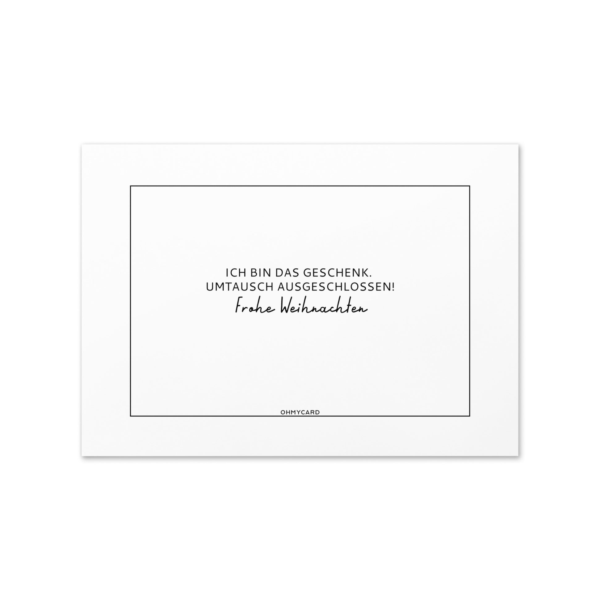 Die ohmycard "Ich bin das Geschenk" ist eine weiße Karte mit einem dünnen schwarzen Rand und deutschem Text: Ich bin das Geschenk. Umtausch ausgeschlossen! Frohe Weihnachten - perfekt für lustige Weihnachtsgrüße.