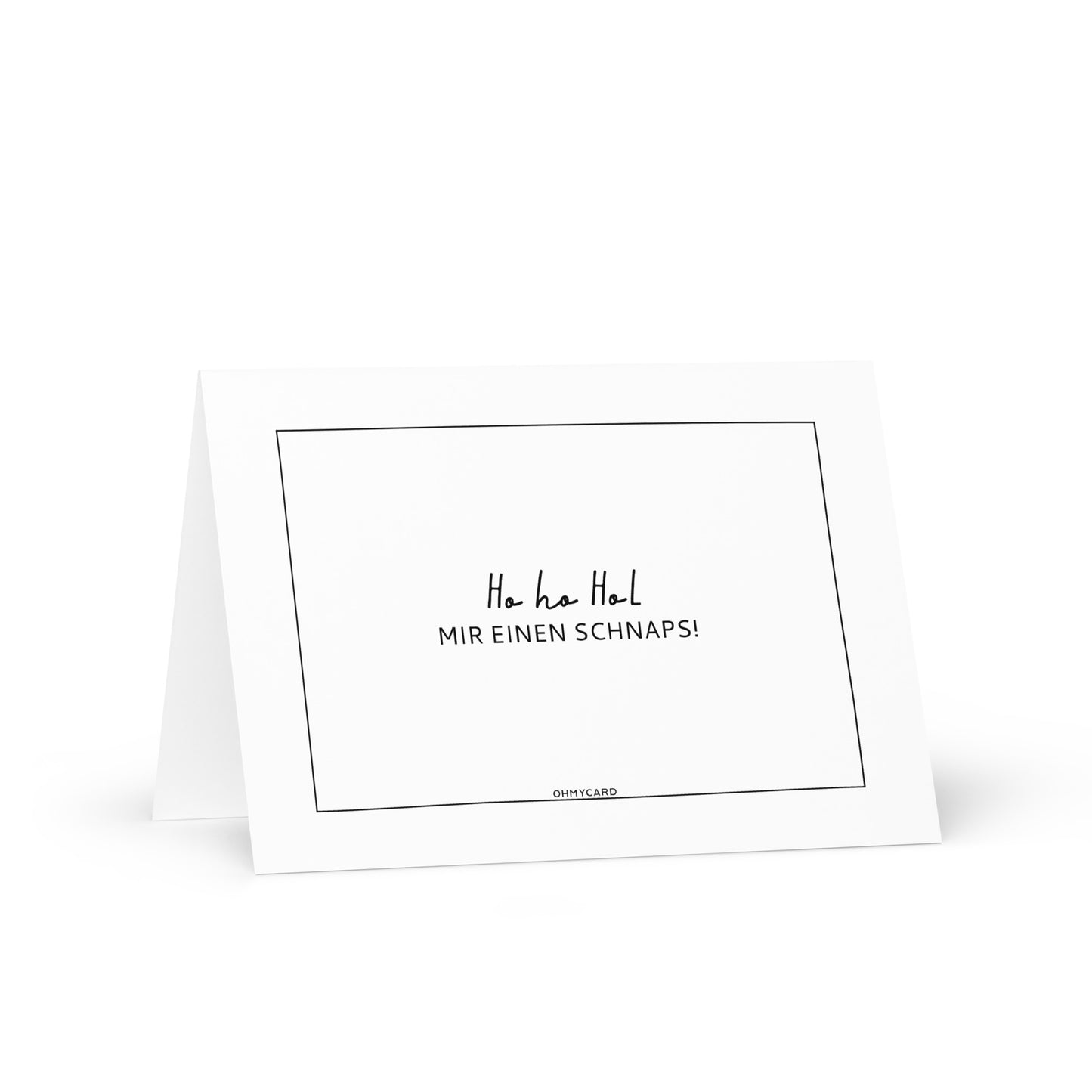 Eine weiße ohmycard Weihnachtskarte mit dem Namen "Ho Ho Hol mir einen Schnaps" zeigt den Text Ha ha Ha! MIR EINEN SCHNAPS! in schwarzer Schrift, zentriert innerhalb eines dünnen schwarzen Randes. Ein witziges Geschenk, es steht auf einer weißen Fläche.