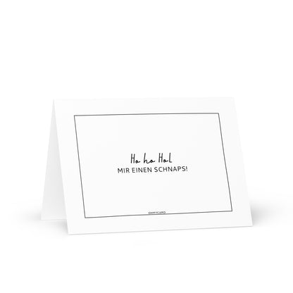 Eine weiße ohmycard Weihnachtskarte mit dem Namen "Ho Ho Hol mir einen Schnaps" zeigt den Text Ha ha Ha! MIR EINEN SCHNAPS! in schwarzer Schrift, zentriert innerhalb eines dünnen schwarzen Randes. Ein witziges Geschenk, es steht auf einer weißen Fläche.