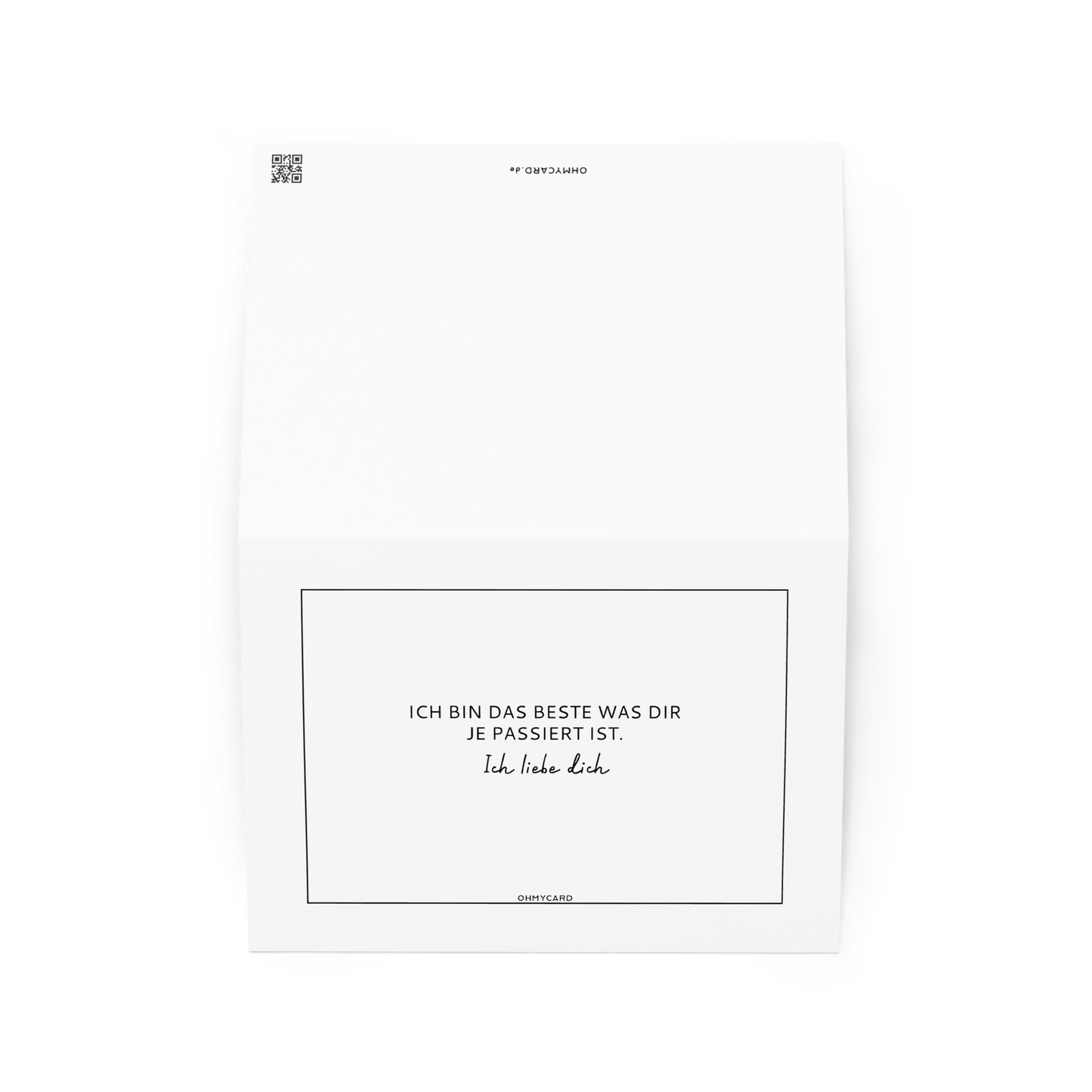 Die weiße ohmycard Grußkarte "Das Beste" zeigt den schwarzen Text: ICH BIN DAS BESTE WAS DIR JE PASSIERT IST. Ich liebe Dich. - die perfekte Liebeskarte für Beziehungen, aufrecht und leicht geöffnet vor schlichtem Hintergrund.
