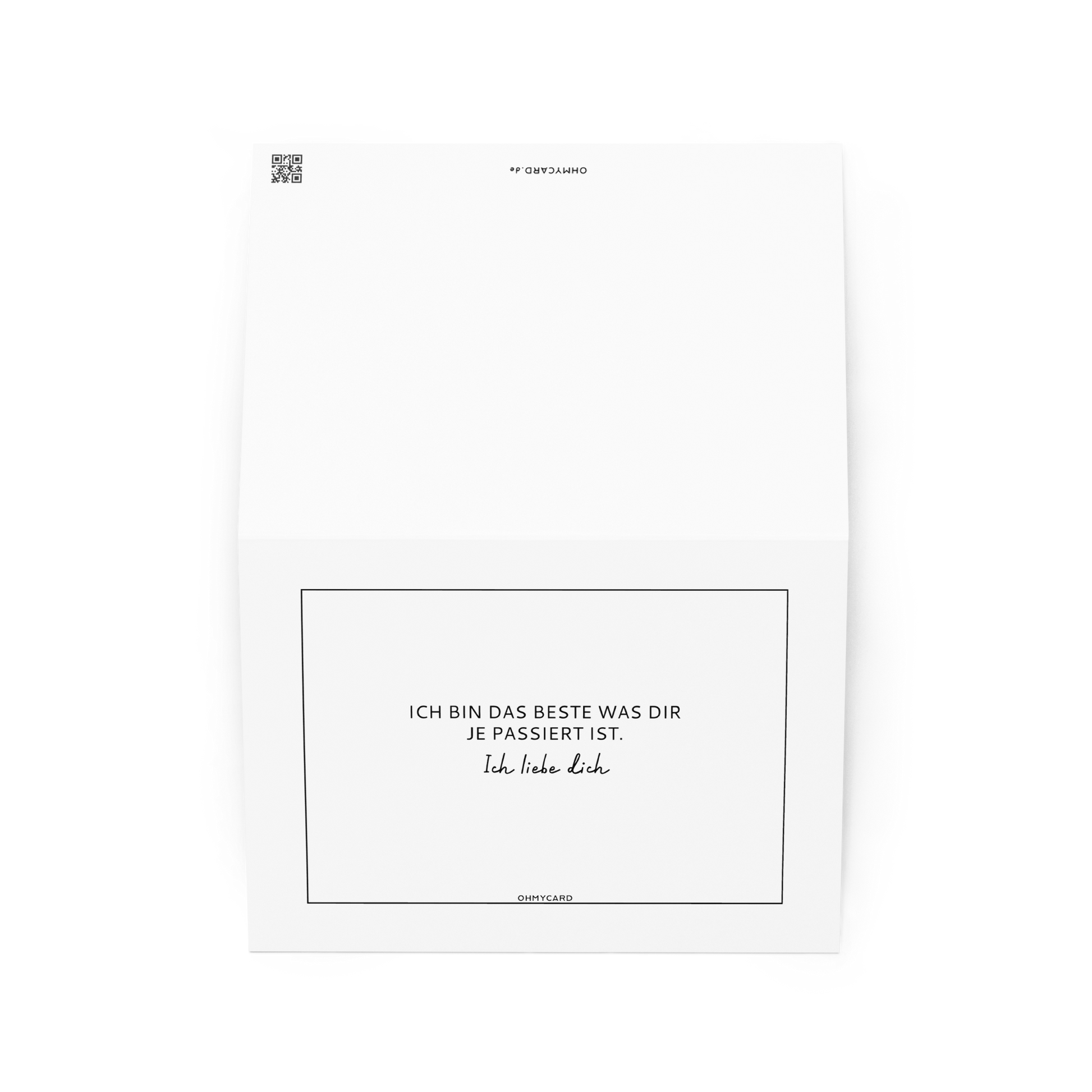 Die weiße ohmycard Grußkarte "Das Beste" zeigt den schwarzen Text: ICH BIN DAS BESTE WAS DIR JE PASSIERT IST. Ich liebe Dich. - die perfekte Liebeskarte für Beziehungen, aufrecht und leicht geöffnet vor schlichtem Hintergrund.