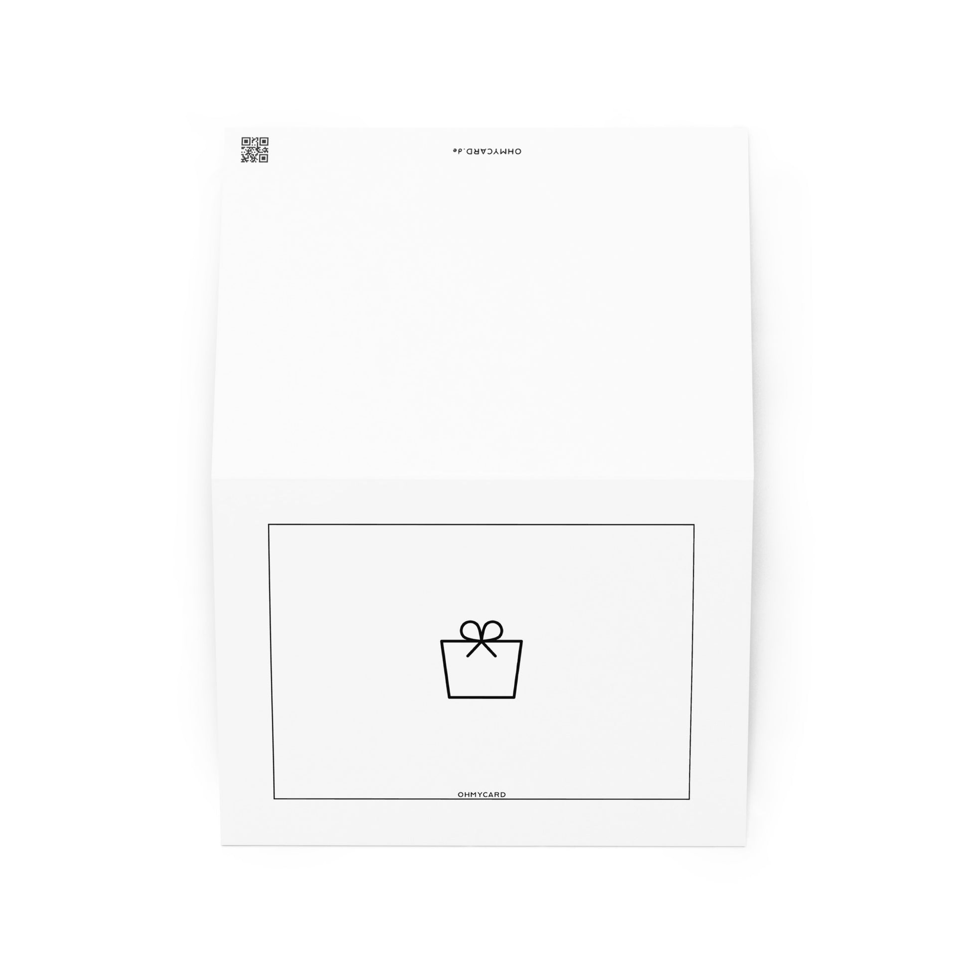 Die ohmycard Weihnachtsgeschenk Grußkarte ist weiß mit einem einfachen schwarzen Umriss einer Geschenkbox und einer Schleife in der Mitte, minimalem Text und einem kleinen QR-Code in der oberen Ecke - perfekt für besondere Anlässe.